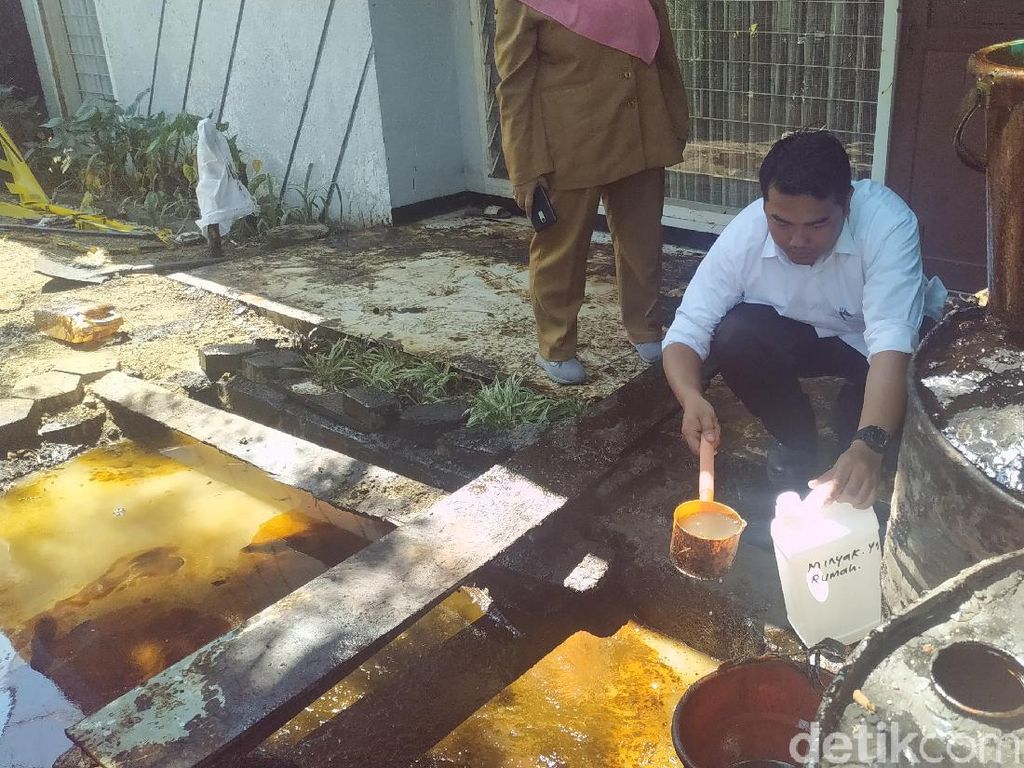Semburan Minyak di Surabaya Kini Tampak Seperti Air Keruh Semburan Minyak di Surabaya Kini Tampak Seperti Air Keruh