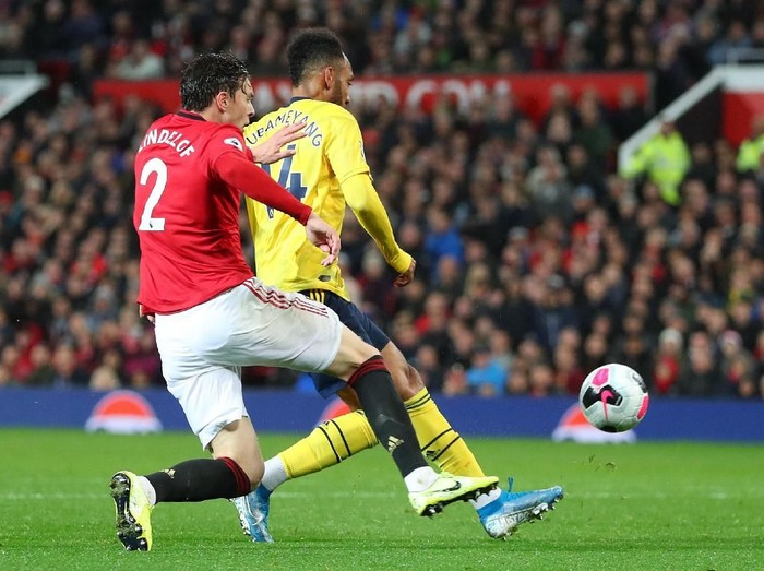 Manchester United dan Arsenal bernain imbang 1-1 dalam lanjutan Liga Inggris di Old Trafford. Laga ini dikritik karena dinilai kurang greget.