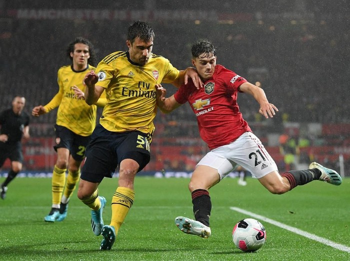 Manchester United dan Arsenal bernain imbang 1-1 dalam lanjutan Liga Inggris di Old Trafford. Laga ini dikritik karena dinilai kurang greget.