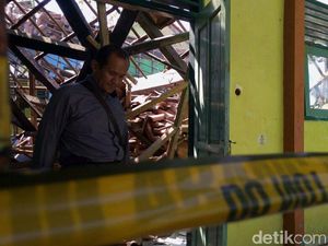 17 Orang Dirawat Akibat Kelas SMPN 2 Plumbon Cirebon Ambruk