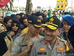 Temui Pedemo di DPRD Sulsel, Kapolda Ajak Mahasiswa Salat Berjemaah