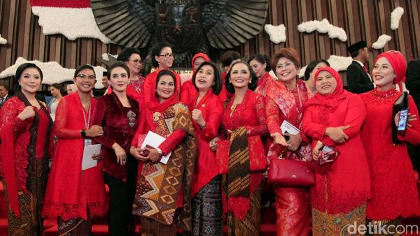 Baru Dilantik, Para Anggota DPR Ini Semringah Banget