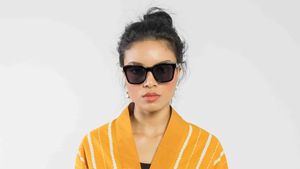 Besok Hari Batik, Ini 10 Baju Batik Kasual yang Bisa Dipakai Hangout dan Kondangan