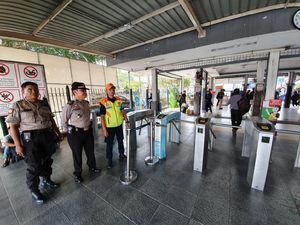 Cegah Massa Demo ke DPR, Stasiun Bekasi Dijaga Puluhan Polisi