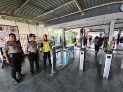 Cegah Massa Demo ke DPR, Stasiun Bekasi Dijaga Puluhan Polisi
