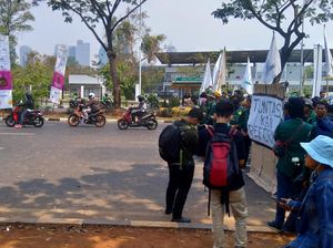 Tertahan di Depan TVRI, Mahasiswa Pegang Bunga Tanda Aksi Damai