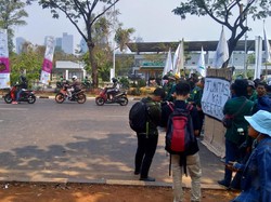 Tertahan di Depan TVRI, Mahasiswa Pegang Bunga Tanda Aksi Damai