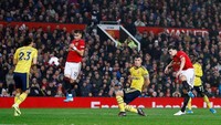 MU langsung mencoba banyak menguasai bola selepas sepak mulai. Di menit-menit awal pertandingan Harry Maguire mencoba menjebol gawang lawan, namun penyerang MU itu terlambat bereaksi sehingga bola gagal dijemput. Istimewa/Jason Cairnduff/Reuters.