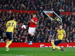 MU langsung mencoba banyak menguasai bola selepas sepak mulai. Di menit-menit awal pertandingan Harry Maguire mencoba menjebol gawang lawan, namun penyerang MU itu terlambat bereaksi sehingga bola gagal dijemput. Istimewa/Jason Cairnduff/Reuters.