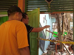 Detik-detik 2 Kelas SMPN 2 Plumbon Ambruk Timpa Puluhan Siswa-Guru
