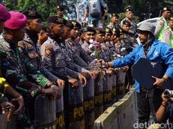 Populisme dan Kebangkitan Demokrasi Kosong