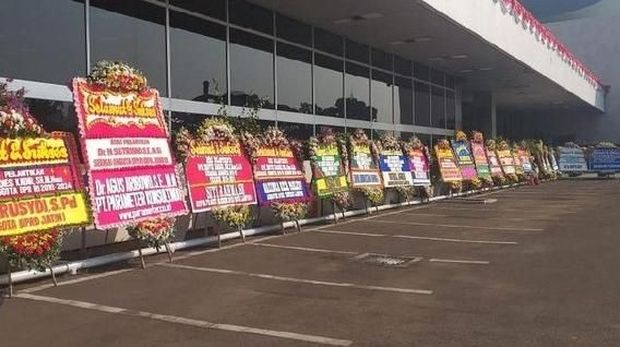 Karangan Bunga untuk haji Lulung di gedung DPR