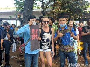 Bule Perempuan Berbaju Tengkorak Foto Bareng Massa Aksi di Dekat DPR