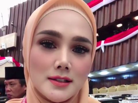 Mulan Jameela di dalam ruang DPR RI