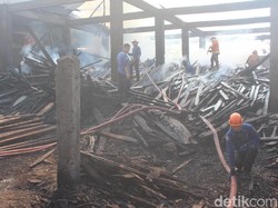Kebakaran Gudang Kayu di Sidoarjo Padam, Jalan Dibuka Satu Lajur