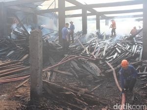 Kebakaran Gudang Kayu di Sidoarjo Padam, Jalan Dibuka Satu Lajur Kebakaran Gudang Kayu di Sidoarjo Padam, Jalan Dibuka Satu Lajur
