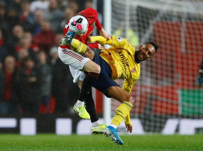 Manchester United dan Arsenal bernain imbang 1-1 dalam lanjutan Liga Inggris di Old Trafford. Laga ini dikritik karena dinilai kurang greget.