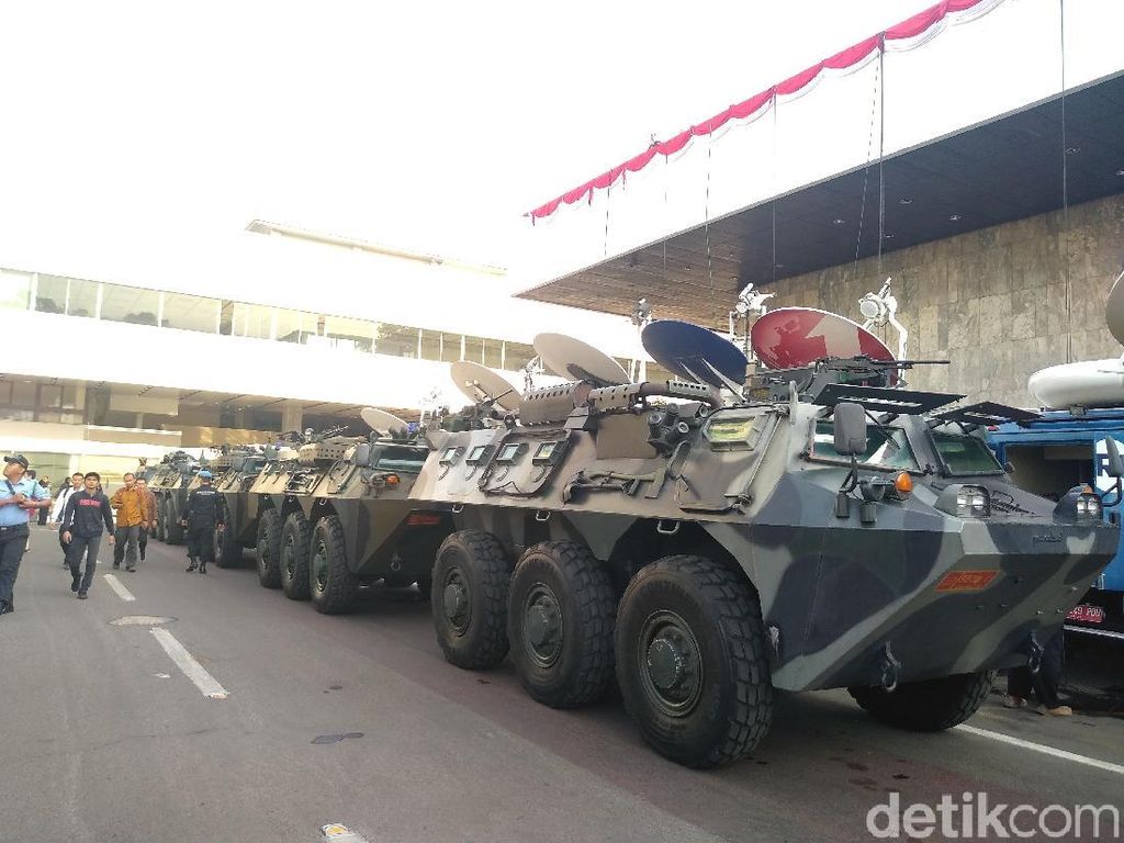 Jelang Pelantikan Anggota DPR, Kendaraan Taktis Disiagakan Jelang Pelantikan Anggota DPR, Kendaraan Taktis Disiagakan