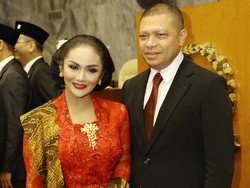 Gandeng Raul Lemos di Gedung DPR RI, Krisdayanti: Terima Kasih Sayangku