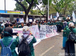 Mahasiswa Mulai Bergerak ke DPR, Bawa Spanduk Nyalakan Tanda Bahaya