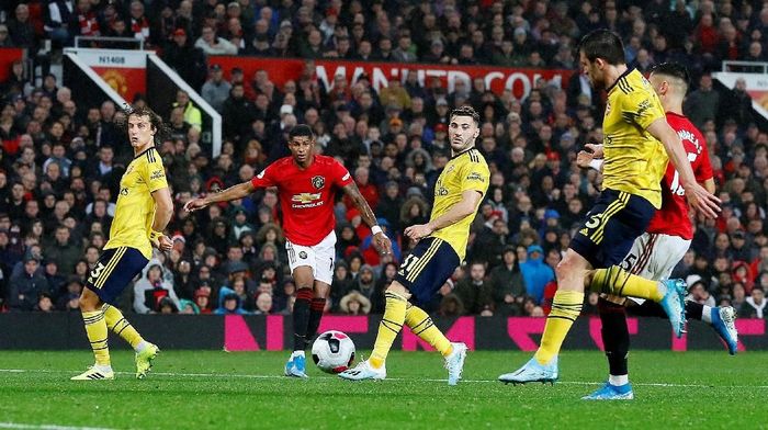 Manchester United vs Arsenal berakhir imbang 1-1 meski sempat ada drama VAR. (Foto: Jason Cairnduff/Reuters) Manchester United vs Arsenal berakhir imbang 1-1 meski sempat ada drama VAR. (Foto: Jason Cairnduff/Reuters)