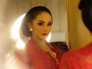 Gaya Krisdayanti Berkebaya Merah di Pelantikan Anggota DPR RI