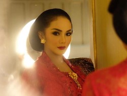 Gaya Krisdayanti Berkebaya Merah di Pelantikan Anggota DPR RI