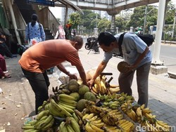 Kakek Nekat Jualan Pisang di Tengah Ganasnya Demo