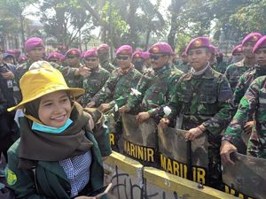 Senyum Berseri Personel TNI-Polri Saat Dapat Bunga dari Mahasiswi Pedemo