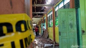 Miris! 2 Ruang Kelas SMPN 2 Plumbon Ambruk Timpa Siswa