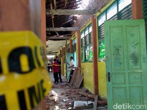 Miris! 2 Ruang Kelas SMPN 2 Plumbon Ambruk Timpa Siswa