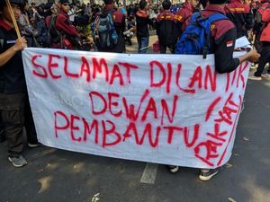Pendemo Dekat GBK Bawa Spanduk Selamat Dilantik Dewan Pembantu Rakyat