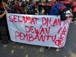 Pendemo Dekat GBK Bawa Spanduk Selamat Dilantik Dewan Pembantu Rakyat