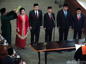 Momen Puan Maharani Dilantik Jadi Ketua DPR Momen Puan Maharani Dilantik Jadi Ketua DPR