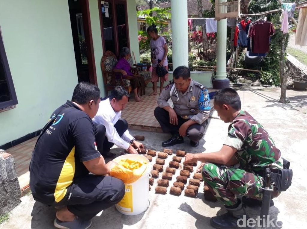 Puluhan Benda Diduga Amunisi Bekas Perang Ditemukan di Banyuwangi Puluhan Benda Diduga Amunisi Bekas Perang Ditemukan di Banyuwangi