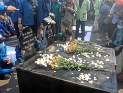 Massa di DPR Bawa Kuburan, Protes UU KPK Baru-Tewasnya Mahasiswa Kendari