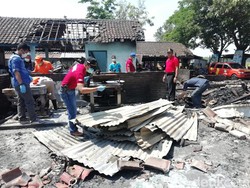 Polisi Olah TKP Pasar Nglangon Sragen, Kebakaran Diduga karena Korsleting