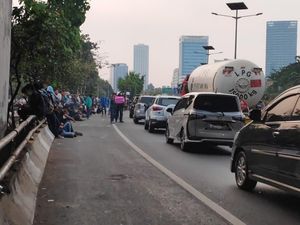 Massa di Depan DPR Masuk Tol Minta Sumbangan, Lalin ke Slipi Normal
