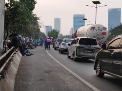 Massa di Depan DPR Masuk Tol Minta Sumbangan, Lalin ke Slipi Normal