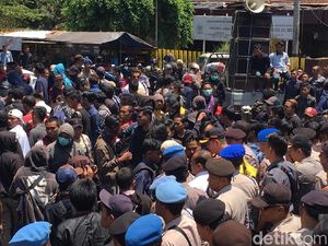 Mahasiswa Saling Dorong dengan Polisi di Pintu Gerbang DPRD Jember