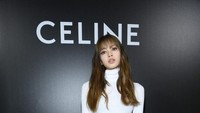 Foto: Gaya Lisa Blackpink di Paris Fashion Week, Dipuji Mirip Barbie