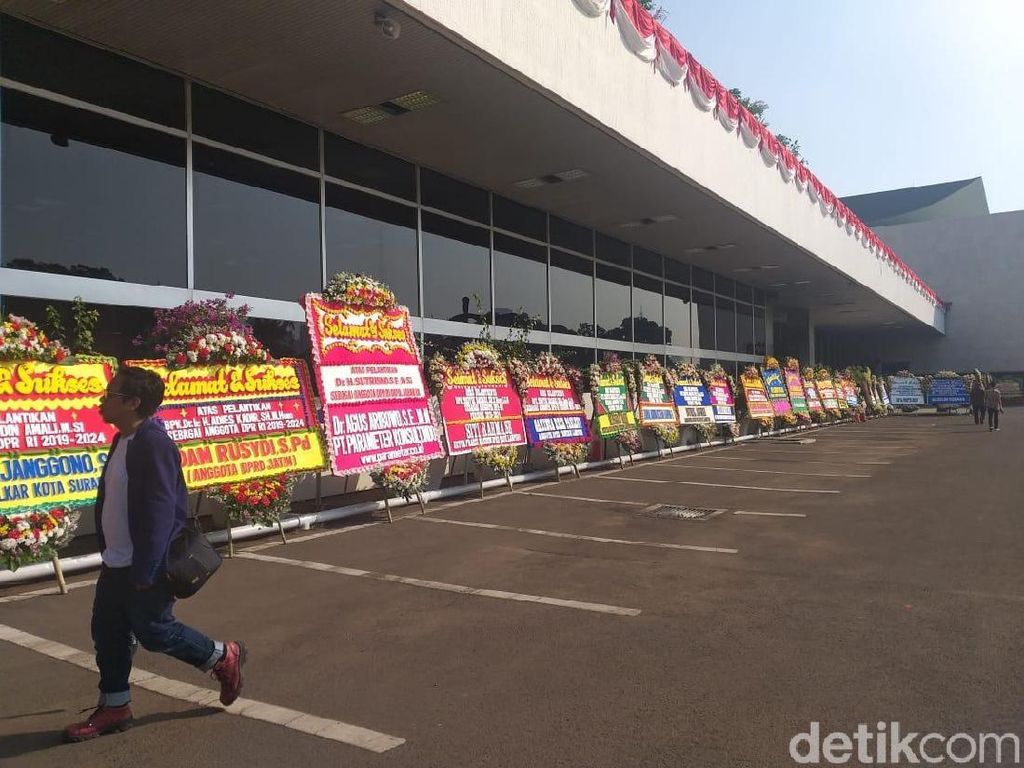 Dilantik Jadi Anggota DPR, Haji Lulung Kebanjiran Karangan Bunga Dilantik Jadi Anggota DPR, Haji Lulung Kebanjiran Karangan Bunga