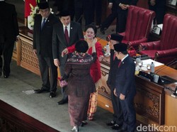 Sah Jadi Ketua DPR, Puan Dapat Pelukan Hangat Megawati