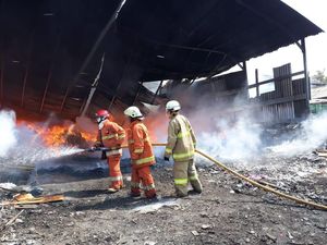 3 Truk di Gudang Kayu di Cakung Terbakar, 22 Mobil Damkar Dikerahkan