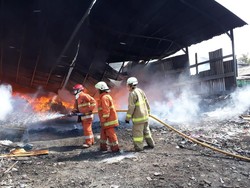 3 Truk di Gudang Kayu di Cakung Terbakar, 22 Mobil Damkar Dikerahkan