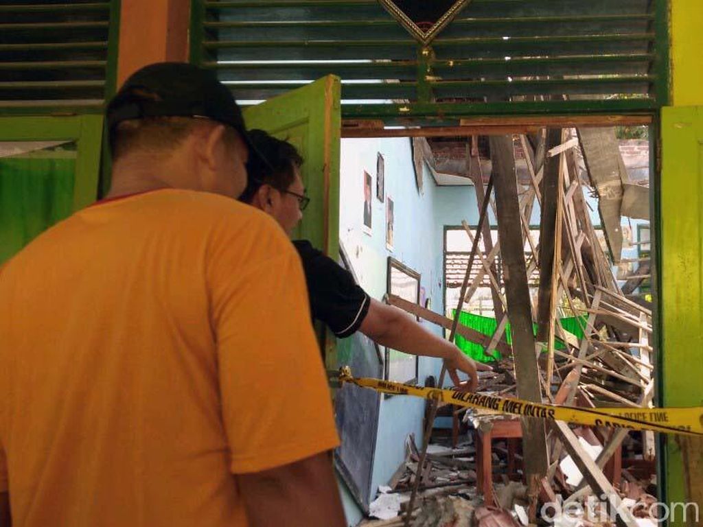 Antisipasi Ambruk Susulan, 7 Kelas SMPN 2 Plumbon Bakal Direnovasi Antisipasi Ambruk Susulan, 7 Kelas SMPN 2 Plumbon Bakal Direnovasi
