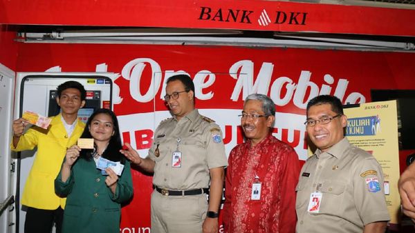 Anies Serahkan Kartu Jakarta Mahasiswa Unggul