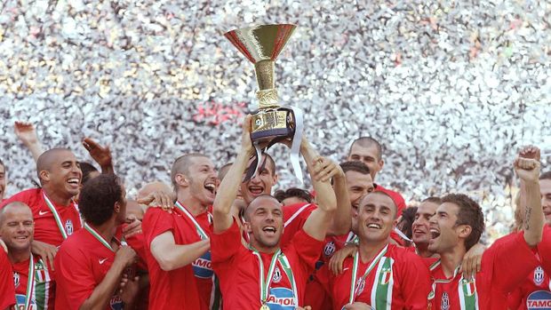 Juventus juara Liga Italia 2005/2006 dengan unggul 15 poin atas Inter.