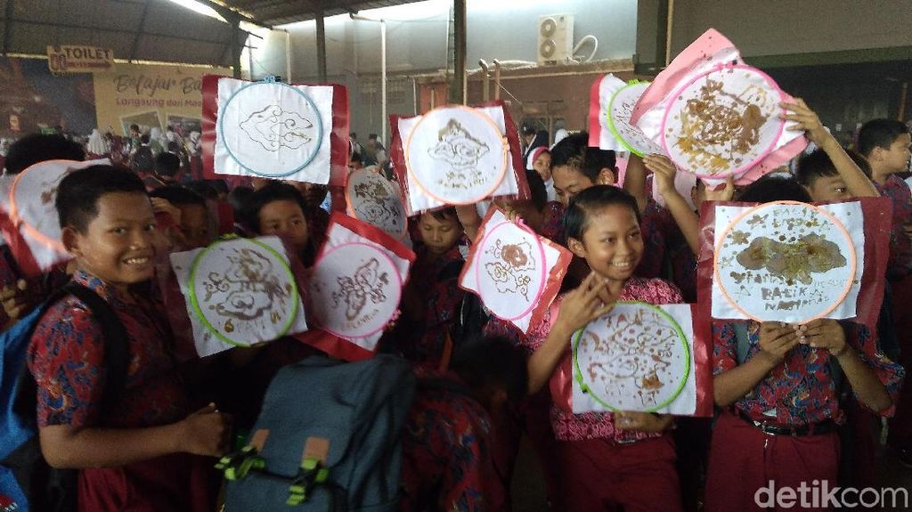 Foto: 2.832 Pelajar Cirebon Membatik dan Pecahkan Rekor MURI
