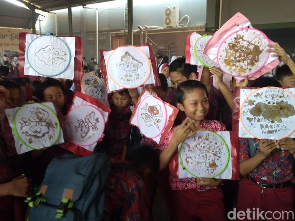 Foto: 2.832 Pelajar Cirebon Membatik dan Pecahkan Rekor MURI